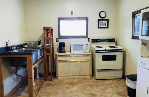 Manns Choice Cabin | Little White Cabin by the river, fishing trails, kayaking, near State Park lake