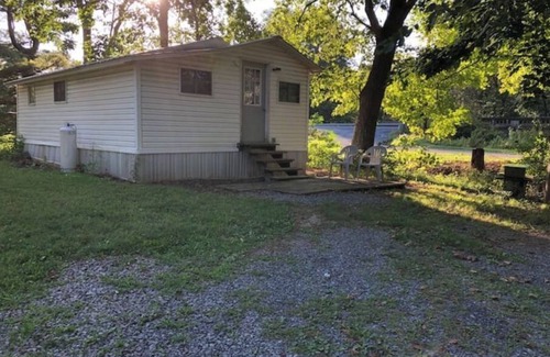 Manns Choice Cabin | Little White Cabin by the river, fishing trails, kayaking, near State Park lake