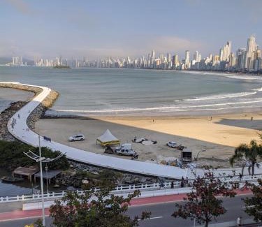 Pioneiros Apartment | Loft beira-mar/piscina e com estacionamento