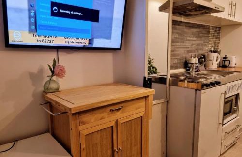 West Molesey Apartment | Loft Flat, near Hampton Court Palace, Free Parking