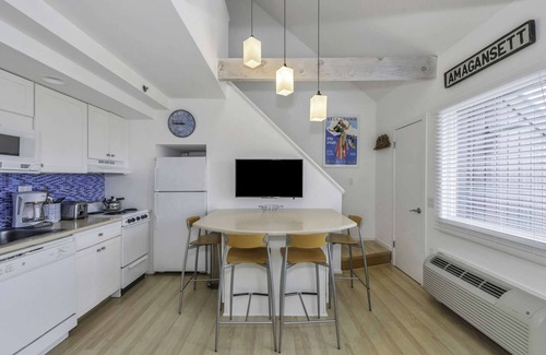 Napeague Apartment | Loftly Living 1 BR w/2 BTHS and private balcony