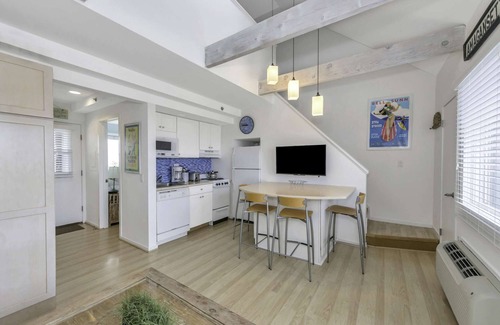 Napeague Apartment | Loftly Living 1 BR w/2 BTHS and private balcony