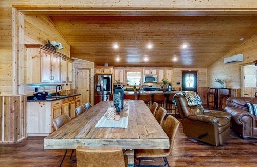 Stringtown House | Log Cabin in the Woods - Channel Access, Kayaks, Canoe, Firepit, Dog-Friendly