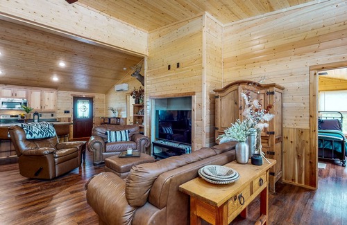 Stringtown House | Log Cabin in the Woods - Channel Access, Kayaks, Canoe, Firepit, Dog-Friendly