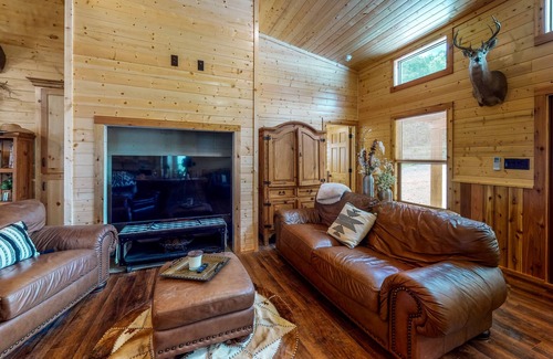 Stringtown House | Log Cabin in the Woods - Channel Access, Kayaks, Canoe, Firepit, Dog-Friendly