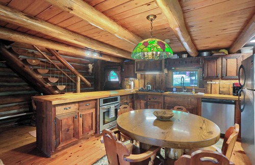 Clarion Cabin | Log Home -WiFi-Pet Friendly-Pavilion