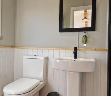 Llanfihangel Tal-y-llyn House | Long Meadow Shepherd Hut - Brecon Beacons, LD3 7TD