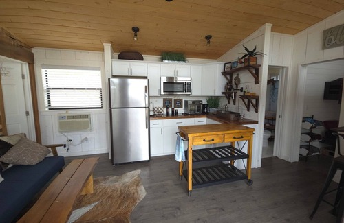 Hollister Cabin | Longhorn Ranch. Views! Tiny home cabin. 2/1/3beds Fast wifi. The pinnacles hike
