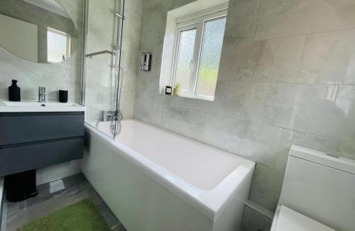Luton House | Lovely 4-Bed House in Luton