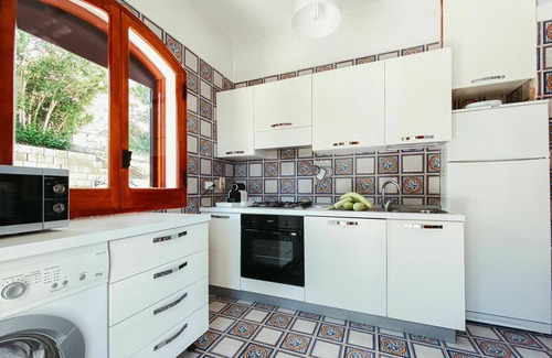 Caronia House | Lovely apartment in villa for 6 people with hot tub, WIFI, TV, patio and pets allowed