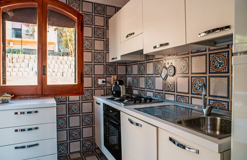 Caronia House | Lovely apartment in villa for 6 people with hot tub, WIFI, TV, patio and pets allowed