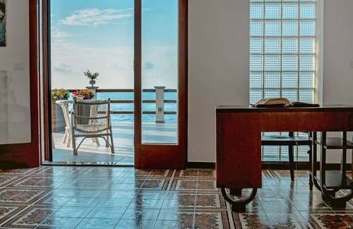 Caronia House | Lovely apartment in villa for 6 people with hot tub, WIFI, TV, patio and pets allowed
