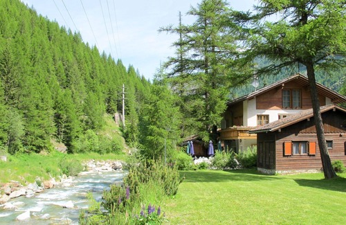 Saas-Balen House | Lovely apartment in villa for 4 guests with WIFI, TV, patio and pets allowed