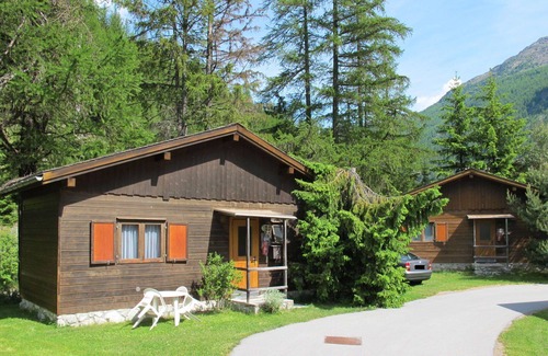 Saas-Balen House | Lovely apartment in villa for 4 guests with WIFI, TV, patio and pets allowed