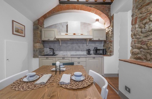Monteriggioni Apartment | Lovely apartment for 4 people with WIFI, pool, A/C, TV and pets allowed, close to Siena