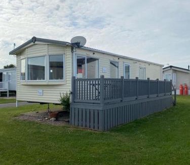 Pakefield Other | Lovely Caravan With Seaviews, Wi-Fi And Decking Near Pakefield Beach Ref 68040Cr