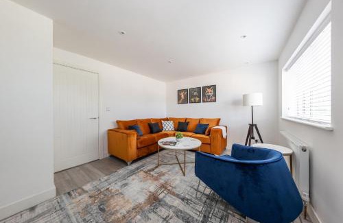 Luton House | LUTON LUXURY LIVING, LARGE PREMIUM HOUSE, NEWLY BUILT, FREE PARKING FOR UP TO 4 VEHICLES, GREAT ACCESS TO CENTRAL LUTON & THE M1 and A6, PERFECT FOR CONTRACTORS