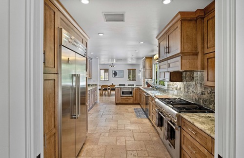 Campanil House | Luxe Beach Resort. Pet Friendly. 2 minutes to beach. Grand Pool-Spa!