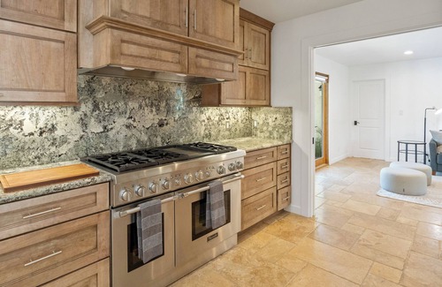 Campanil House | Luxe Beach Resort. Pet Friendly. 2 minutes to beach. Grand Pool-Spa!