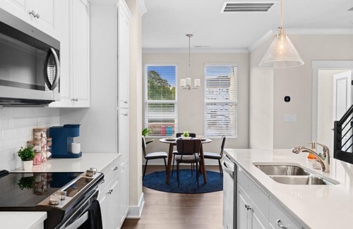 Charlotte House | Luxe King 3BR Townhouse in Uptown CLT