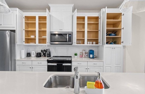 Charlotte House | Luxe King 3BR Townhouse in Uptown CLT