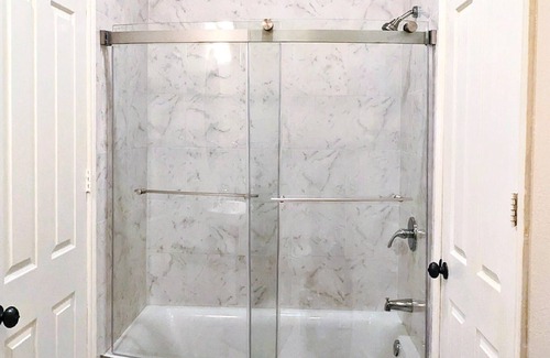 Alessandro Heights House | LuxHome Suite B, Luxurious getaway in Riverside's safest neighborhood