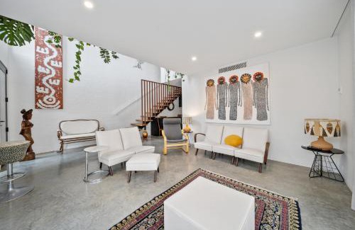 Ainslie House | Luxurious 2-Bed Pool, Lift, Alfresco Dining
