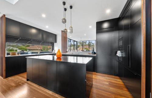 Ainslie House | Luxurious 2-Bed Pool, Lift, Alfresco Dining