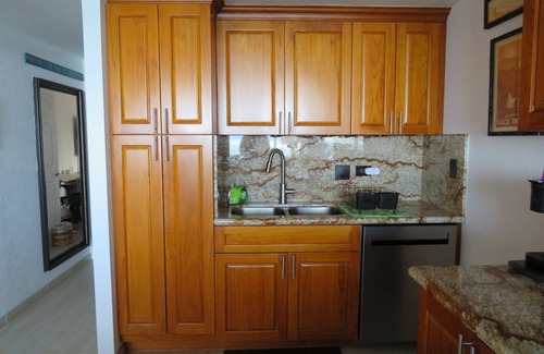 Mokuleia Condo | Luxurious 2-bedroom/2-bathroom oceanfront condo with pool, jacuzzi and parking