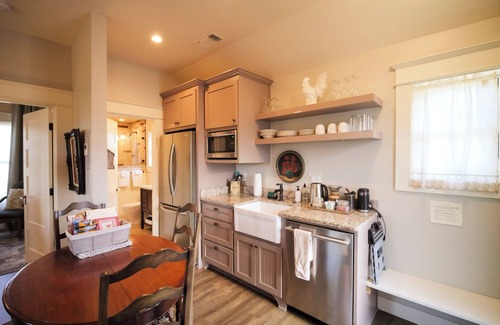 Siskiyou-Hargadine Historic District Apartment | Luxurious 2 BR Red McCall Suite in historic Ashland. Features mountain views, a private deck, shared hot tub access, and a full kitchen. Sleeps 6. Walk to OSF and downtown shops/restaurants!