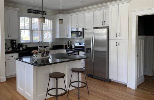 Durham House | Luxurious Downtown Home with 4 King Beds, 3min to downtown, 5min to Duke