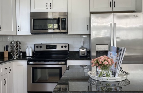 Durham House | Luxurious Downtown Home with 4 King Beds, 3min to downtown, 5min to Duke