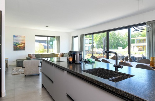 Biddinghuizen House | Luxury 10-person villa on the water with hot tub, private jetty, spacious terrace and 4 bedrooms. Located at Villa Resort Harderwold, near Harderwijk and the Veluwemeer!