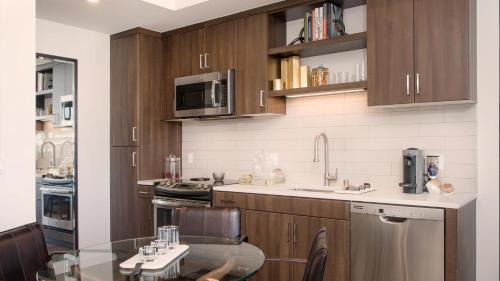 East Village Apartment | Luxury 1bedroom 1bath w Deck Gaslamp Quarter