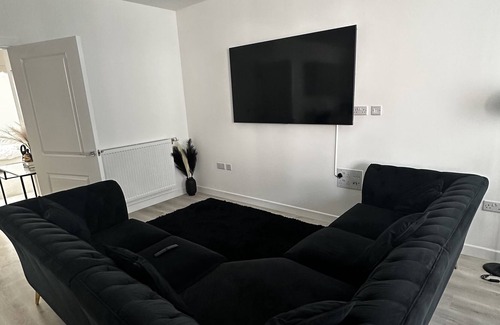 Thames Apartment | Luxury 2-bed Apartment in Barking