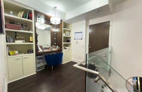 Wellington Place Apartment | Luxury 2-Story loft in downtown