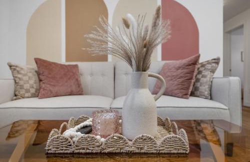 Niagara Falls Apartment | Luxury 2BR 2BTH Suite 5 Mins to The Falls Sleeps 6