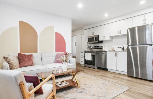 Niagara Falls Apartment | Luxury 2BR 2BTH Suite 5 Mins to The Falls Sleeps 6