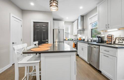 Highland Park Apartment | Luxury 3BR apt in Boston with Roku TV