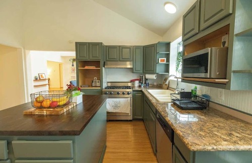 Tamalpais-Homestead Valley House | Luxury 5-BR Home in Mill Valley near Golden Gate