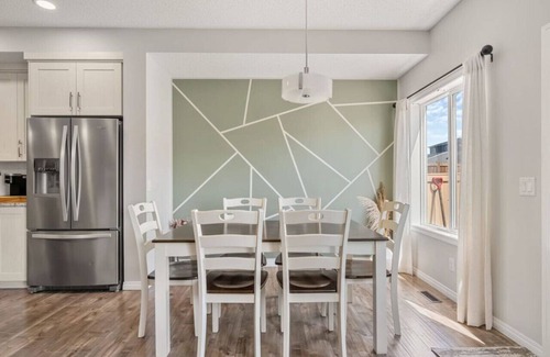 Northwest Calgary House | Luxury 5BR Sleeps 16 3 Kitchens + TVs in Rooms