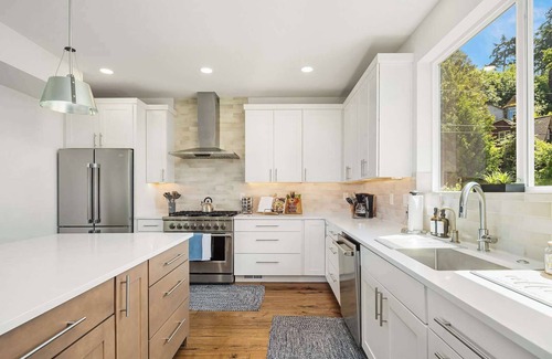 North Admiral House | Luxury 6 BR Mansion w/Water Views & Walk to Beach