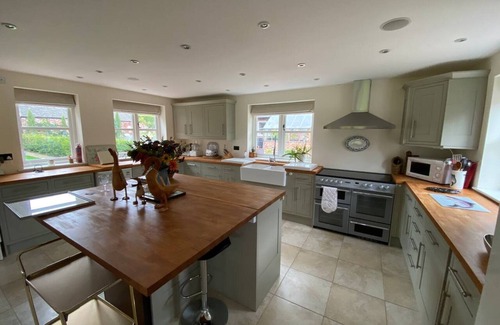 Macclesfield Cottage | Luxury Accom With Pool Henbury Macclesfield