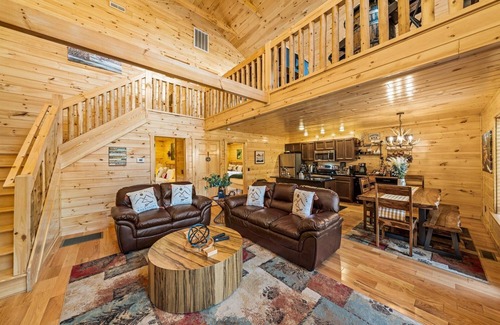 White Oak Lodge Cabin | Luxury Family Getaway. Close 2GTBurg DWNTN. HotTub .Games. Karaoke. Coffee Bar.