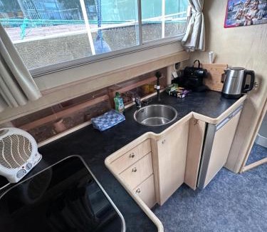 Haarlemmerbuurt Boat Rental | Luxury Houseboat