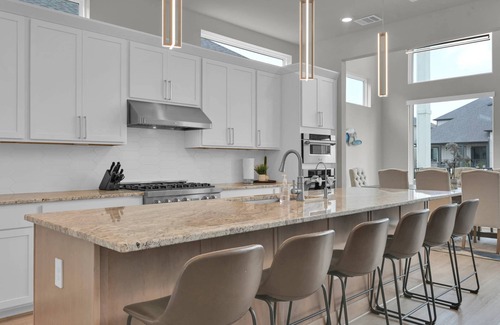 French Quarter House | Luxury Lake Conroe Stay: 5 Bedrooms, Private Dock, Balconies & Stunning Canal Views! Festival Nearby