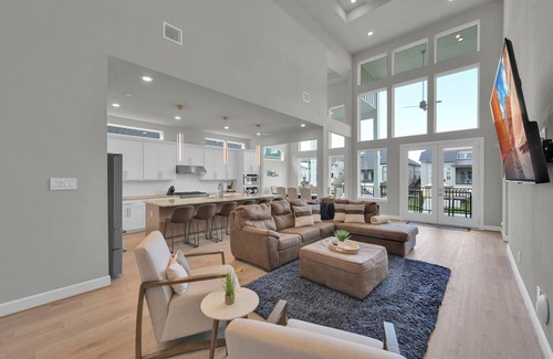 French Quarter House | Luxury Lake Conroe Stay: 5 Bedrooms, Private Dock, Balconies & Stunning Canal Views! Festival Nearby