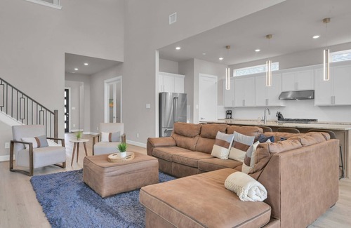 French Quarter House | Luxury Lake Conroe Stay: 5 Bedrooms, Private Dock, Balconies & Stunning Canal Views! Festival Nearby