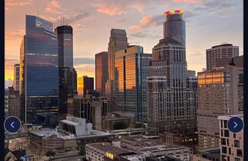 Elliot Park Apartment | Luxury Skyline view of Minneapolis
