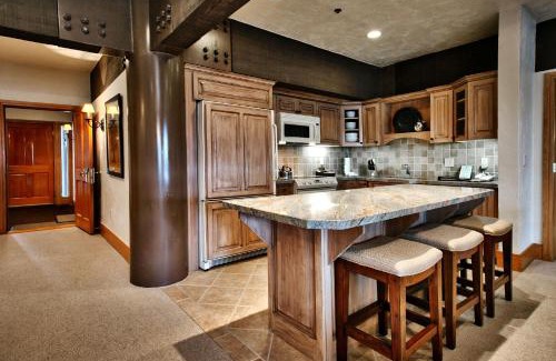 Deer Valley Apartment | Luxury Three Bedroom Suite with Mountain Views and Hot Tub apartment hotel